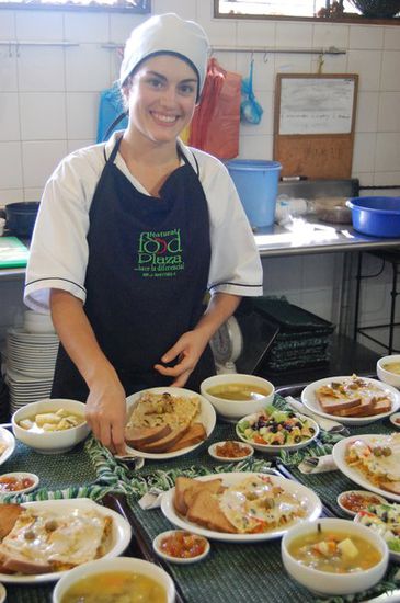 Mimi beim Servieren der Tagesmenüs