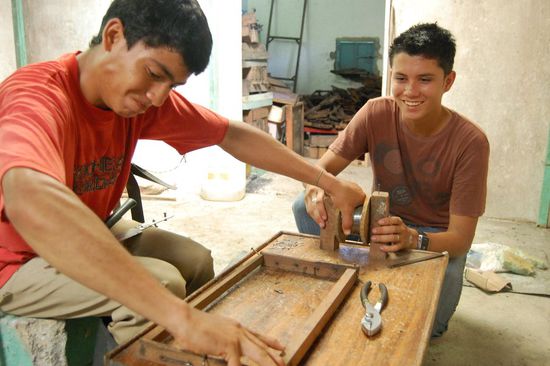 Joel und Alfredo beim spannen von... Ja wie nennt man diese Dinger eigentlich auf Deutsch wo die Bienen ihre Waben draufbauen?