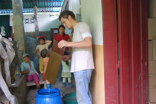 Das geschmolzene Wachs wird auf einem feuchten Brett aufgenommen und in kaltem Wasser gehärtet.