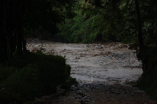 Während wir arbeiteten gab es plötzlich einen Regensturz der den ansonsten ausgetrockneten Fluss mächtig anschwillen liess!