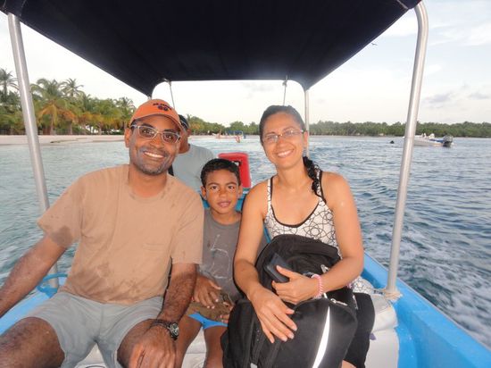 Die Strände dort sind auf kleinen Inseln gelegen und daher nur per Boot erreichbar - deshalb aber auch sicher! David, Giovanna und ihr jüngster Norbertico 