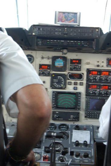 Eigentlich brauchts die ganzen Instrumente ja gar nicht mehr! Ein GPS an der Fensterscheibe (oben) genügt! 