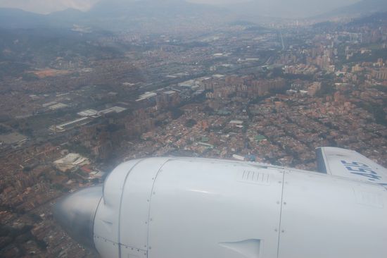 Anflug auf den Großstadtdschungel. Recht schön ist im Hintergrund das Rollfeld des kleinen Flughafens mitten in der Stadt zu erkennen.