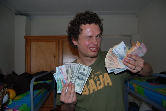 Gar nicht so ohne, den Überblick über vier Währungen zu behalten: €uro, $ollar, Pesos und Bolivares. Baja heißt übrigens so viel wie "aussteigen" 