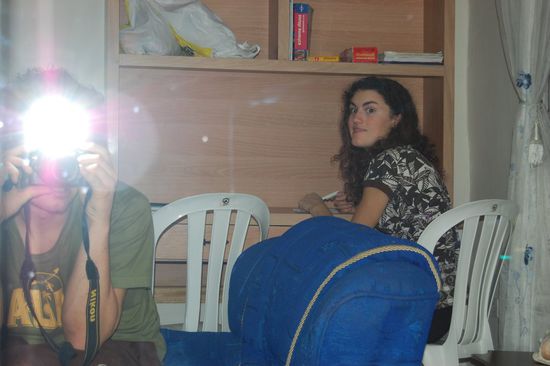 Unglaublich - wir haben sogar unser eigenes Wohnzimmer mit Couch und Schreibtisch!