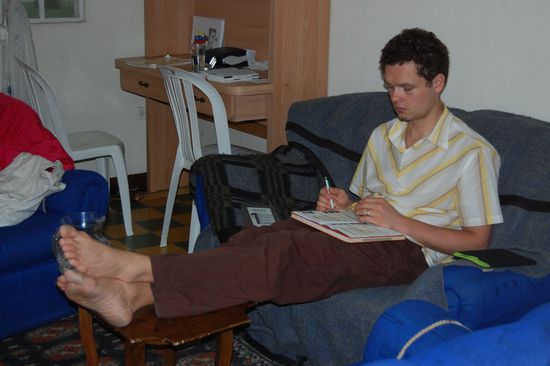 Stefan beim Arbeiten in unserem Wohnzimmer.