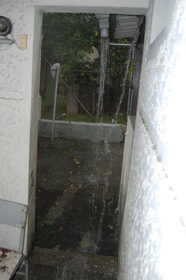 In unserem kleinen Hinterhof schaffen es die Regenrinnen kaum, die Wassermengen abzuleiten.