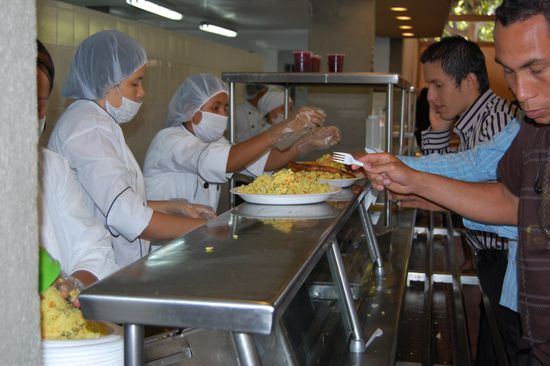Ferney mit dem blau-weiß gestreiften Hemd.