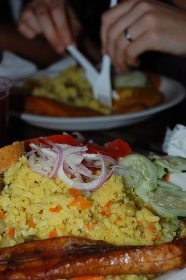 Es gab Salat, Reisgemüse, Gluten und eine gebratene Banane.