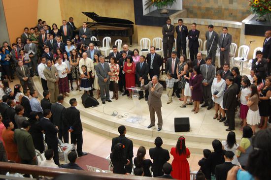 Die gesamte Mannschaft der Uni wurde am Ende vom Gottesdienst aufs Podium gebeten.