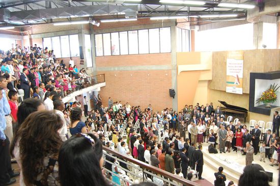 Der Saal war, soweit wir das beurteilen konnten, komplett besetzt.