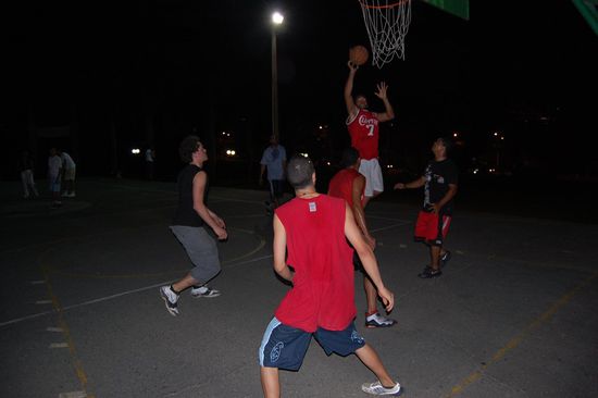 Herrlich, Streetball gezockt wird genauso wie in Österreich! Juan Pablo holt sich den Rebound.