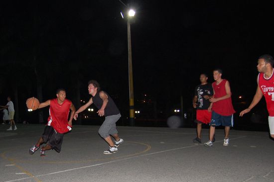 Defense erfordert vollste Aufmerksamkeit. Die beiden roten rechts im Bild sind Jason und Juan Pablo (im Clippers Dress).