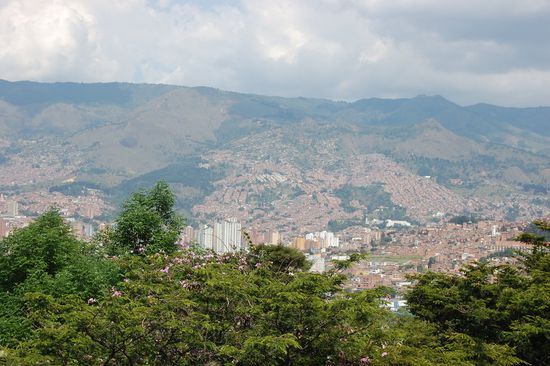 Häuser bis knapp unter die Bergspitzen!