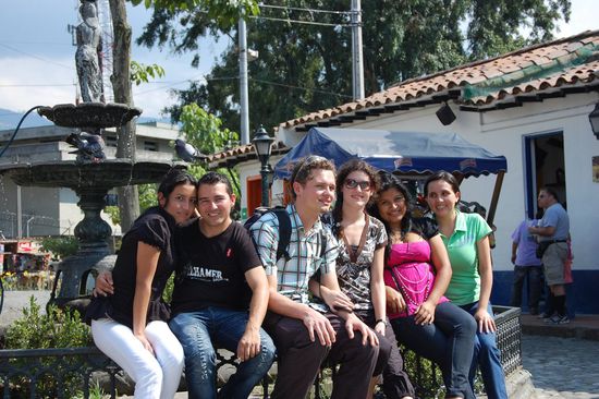 Unsere Truppe: Julie und ihr Freund, die beiden Weißen, Yessica und Diana. Ihr Freund Champion (ist französisch und klang ganau so!) fotografiert.