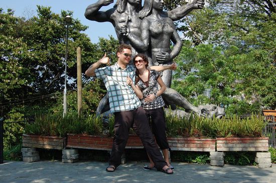 Kool, sie haben Statuen angefertigt, die genauso machen wie wir!