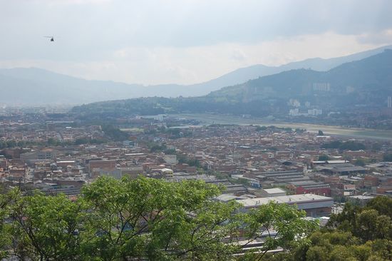 Rechts hinten erkennt man das Rollfeld vom Flugplatz!
