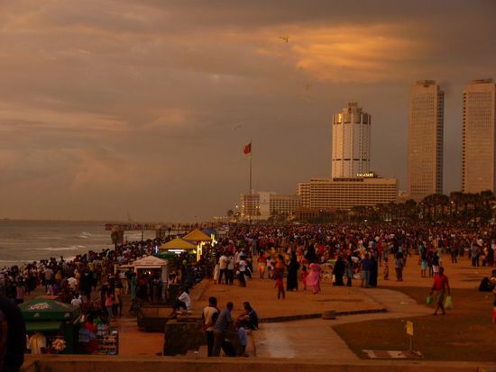 Massen am Strand von Colombo