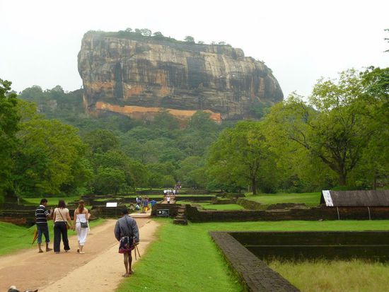 Die Felsenfestung in Sigiriya....und da sollen wir ganz nach oben (zu Fuß!)