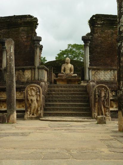 Einer der vier Buddhas (in jede Himmelsrichtung) im Vatadage ("Rundes Reliquienhaus") in Pollonnawura