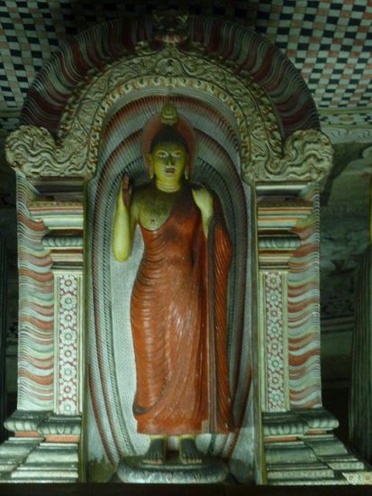 Einer von sehr vielen Buddhas in einer der Höhlen