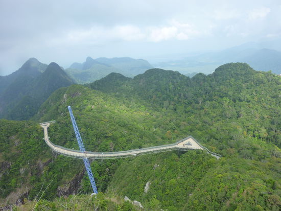 Blick von der Aussichtsplattform auf die Stahlbrücke.....