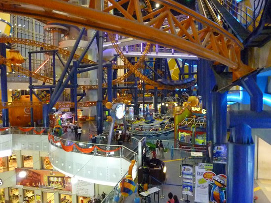 Die Achterbahn im Berjaya Times Square rast zwischen dem 5. und 10. Stock....