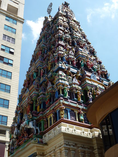 ...inmitten von Hochhäusern der auffällige Sri Mahamariamman-Tempel..