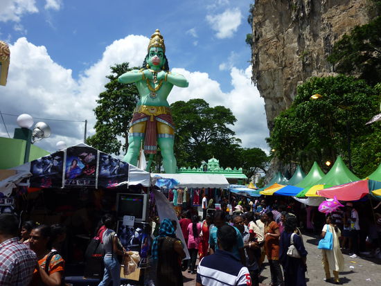 Die Hanuman-Statue begrüßt uns bei der Ankunft ...