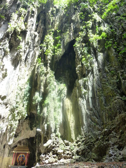 ...die hintere kleinere (oben offene) Höhle...