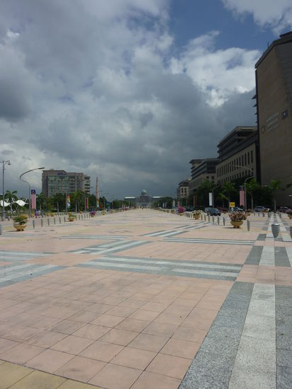 In der Mitte des "Champs Elysée" mit Blick in die eine Richtung: zum Perdana Putra Complex 