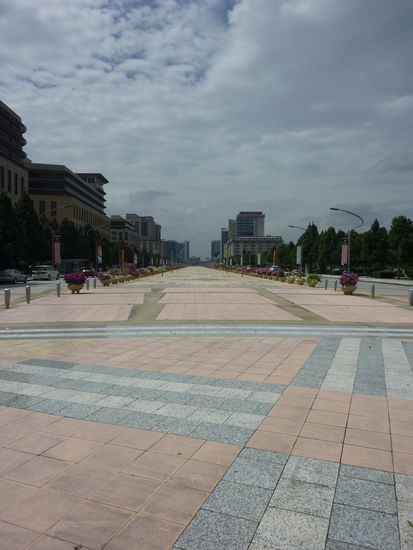 In der Mitte des "Champs Elysée" mit Blick in die andere Richtung: zum Kongresszentrum