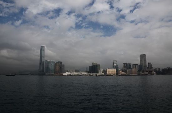 ...Blick auf Kowloon von Hongkong-Island - mit ein bisschen blauem Himmel....