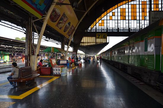 Unser Bahnsteig auf dem Bahnhof Hua Lamphong