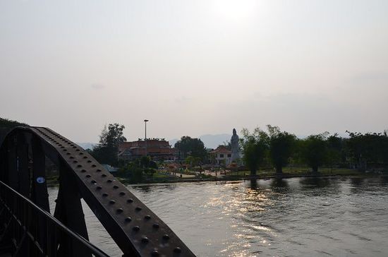 Auf der Mitte der Brücke - im Hintergrund ein relativ neuer (noch nicht fertiger) Tempel mit Buddhastatue