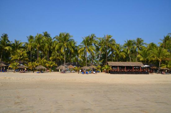 Blick auf den Hotelstrand und das Restaurant (vom Wasser)