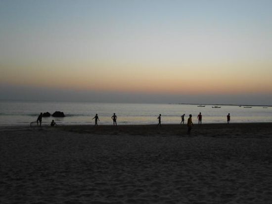 ...abends spielen einheimische Jugendliche Fußball am Strand....
