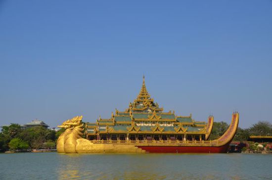 Drachenboot-Restaurant (??) im Kandawgyi See