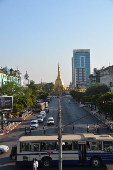 ..Beginn unserer Yangon-Tour: Blick auf die Sule-Pagode....