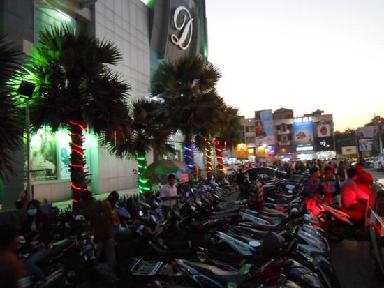 ...ein paar Mopeds....