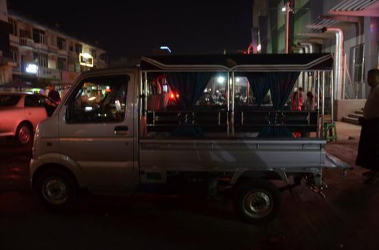 ...ohne Sitze, nur auf einer Matte auf der Ladefläche - geht auch! 