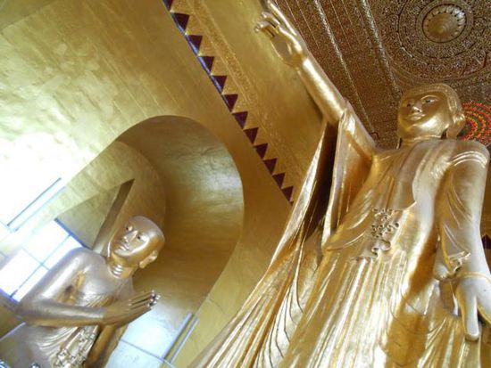 ...eine der großen Buddhastatuen....