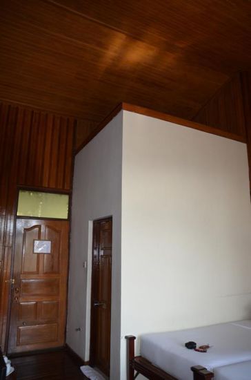 ...der Kasten ist das Spitzen-Badezimmer... 