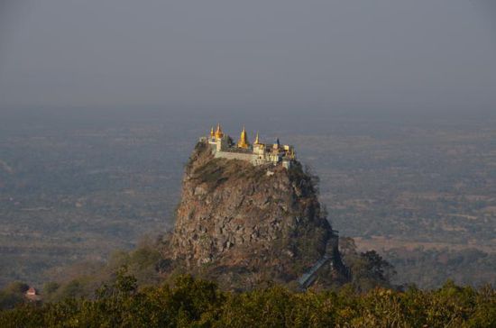 Blick auf den Popa Taung Kalat von der Restaurantterrasse