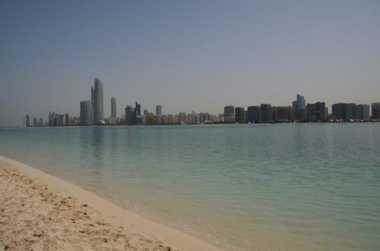 ...Blick von der Breakwater auf die Skyline Abu Dhabi....