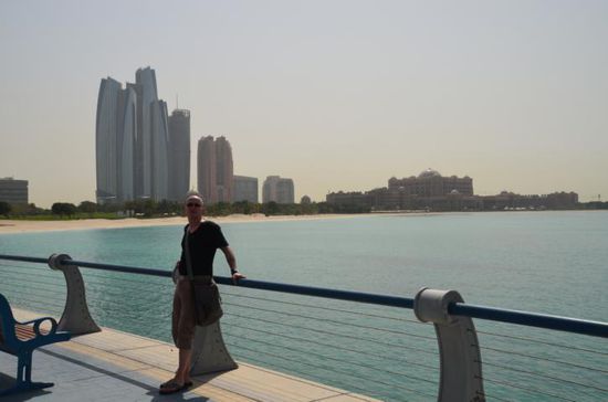 .....und auch die Etihad Tower... (nur ganz links  )