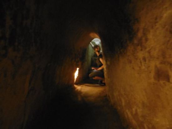 ...Uta auf dem Weg in den Tunnel - es war nicht sehr geräumig