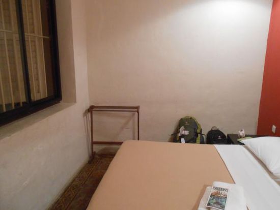 ....andere Seite mit vergittertem Fenster zur Wand...