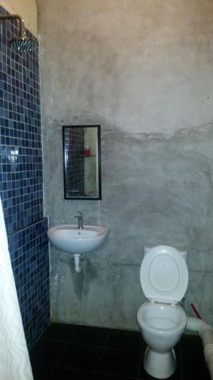 ...mit Dusche im Raum 