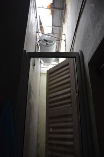 Skurille Nische: Tür vom Badezimmer - Fensterläden vom Zimmer - und als Dach ein kleines Wellblech..... ?? Wer macht denn sowas??  